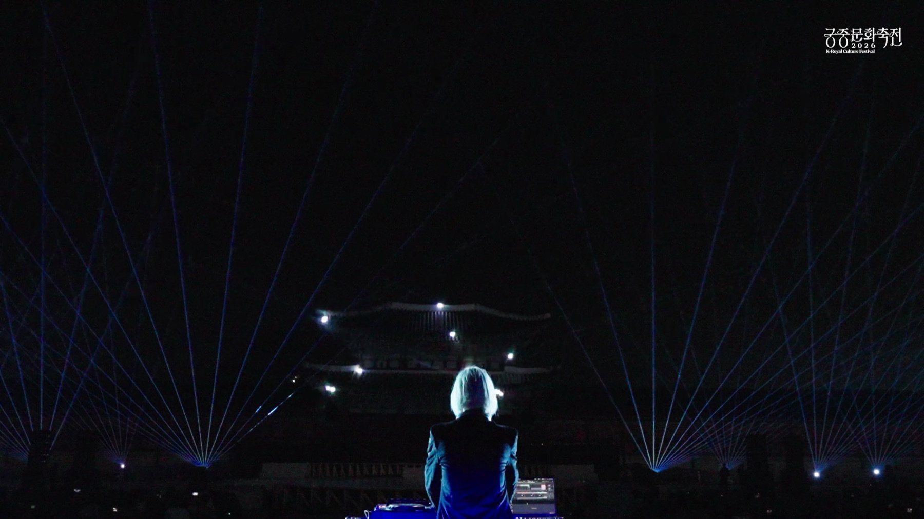 KxxHz performing a laser show at Gyeongbokgung Palace