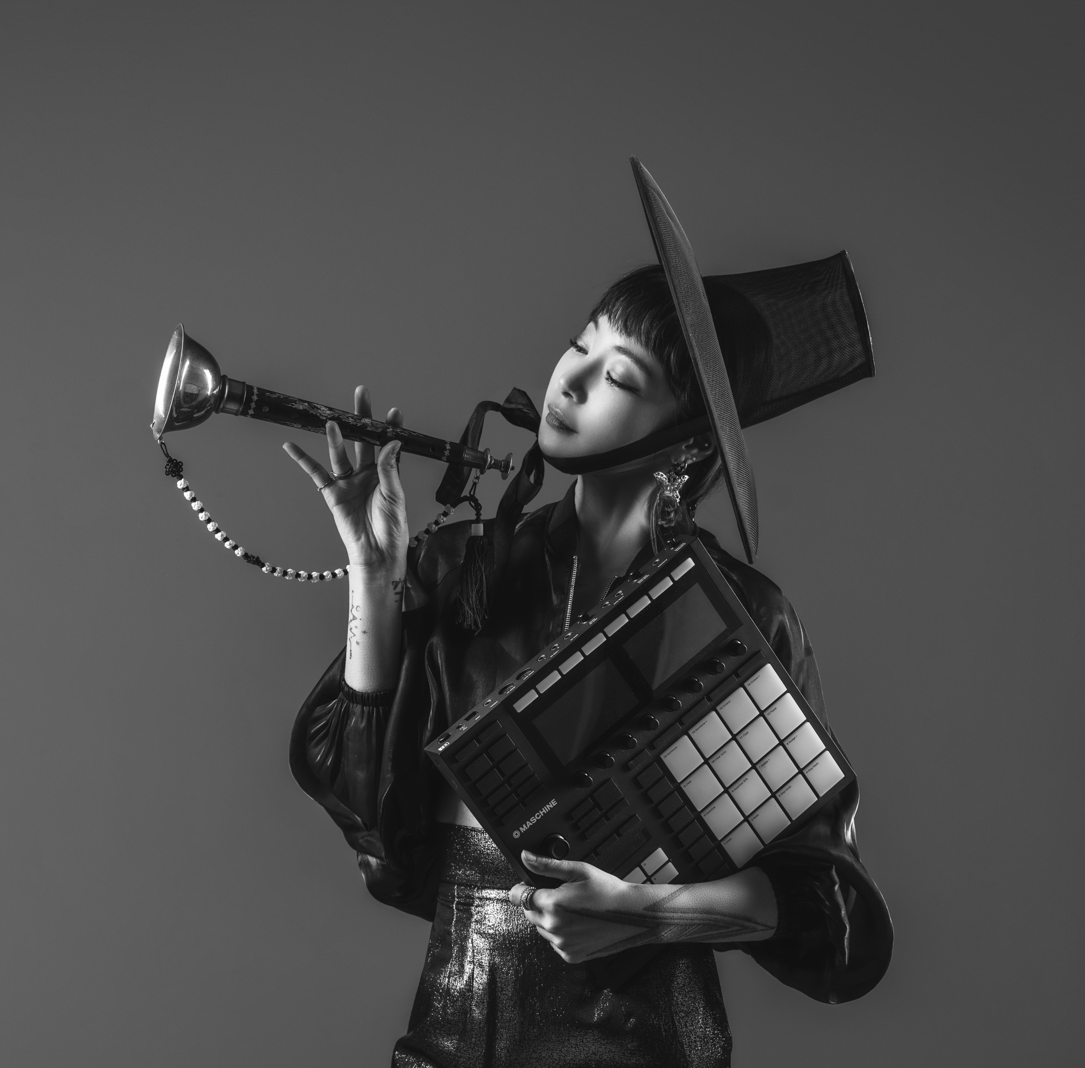 KxxHz portrait with a Korean wind instrument and Maschine controller